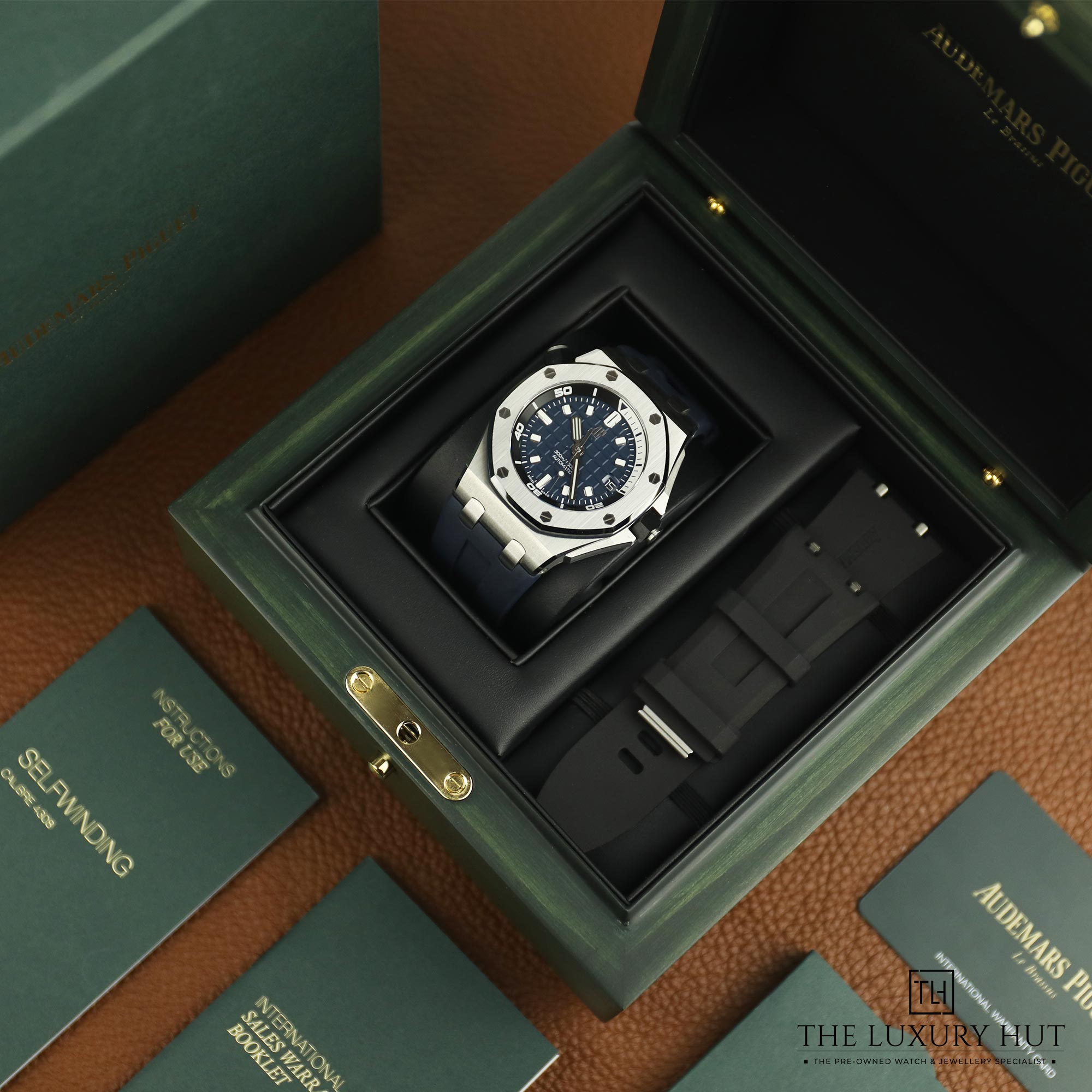 2024/10/AP_Royal_Oak_Blue_Mega_Tapisserie_51205-f.jpg