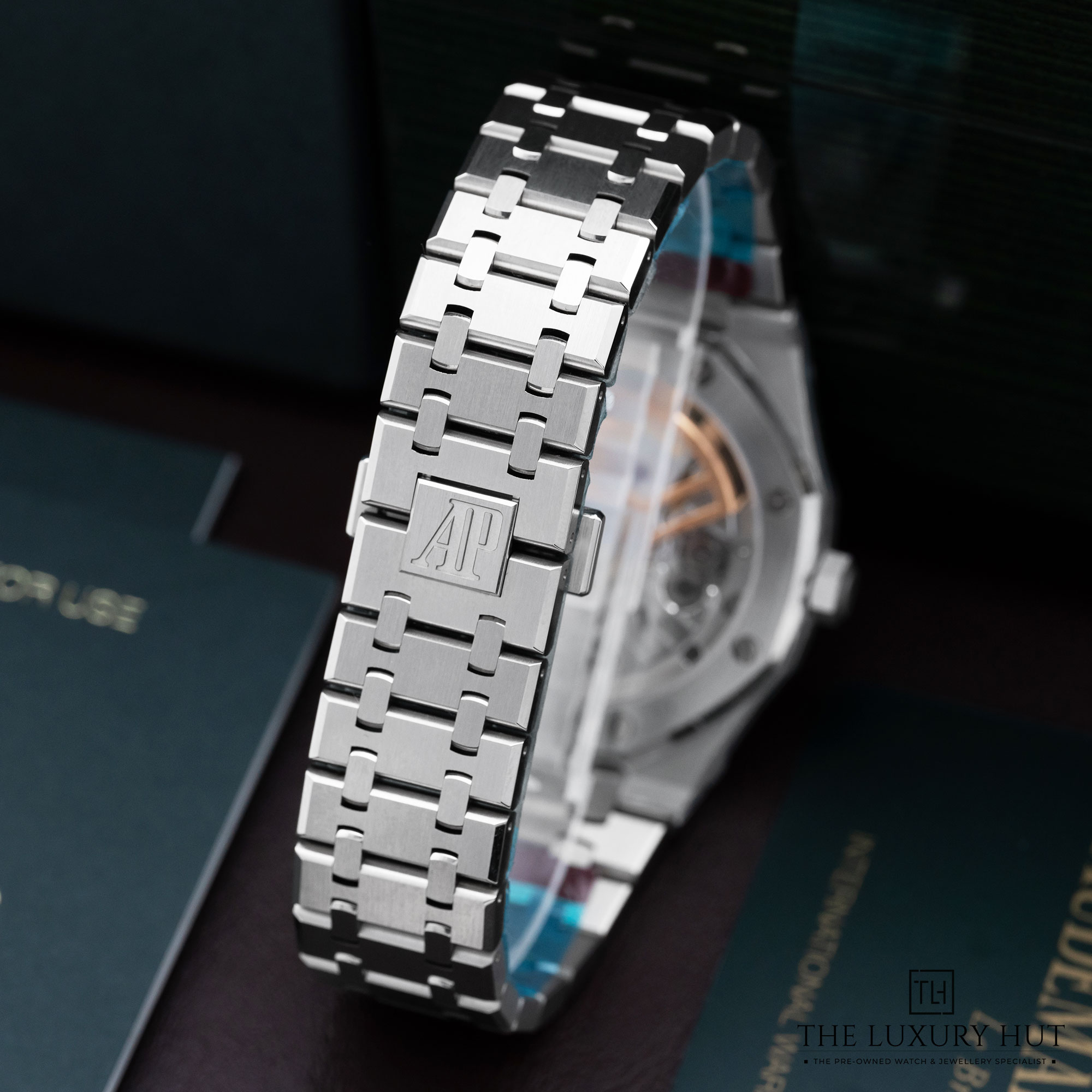 2025/09/Audemars_Piguet_Royal_Oak_Slate_Grey_Tapisserie_52175-d.jpg