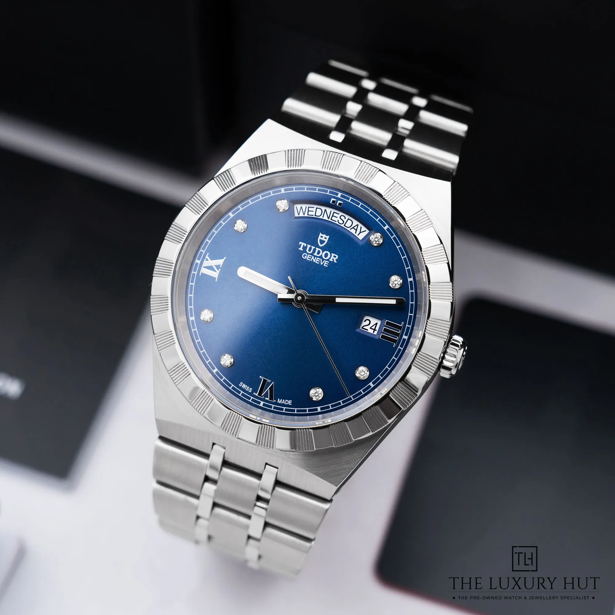 2025/12/8422cbbe-7c76-4d5f-a4fb-46f6886ee0faTudor_Royal_41mm_Steel_Day_Date_Blue_Diamond-Set_52506-b.jpg.webp