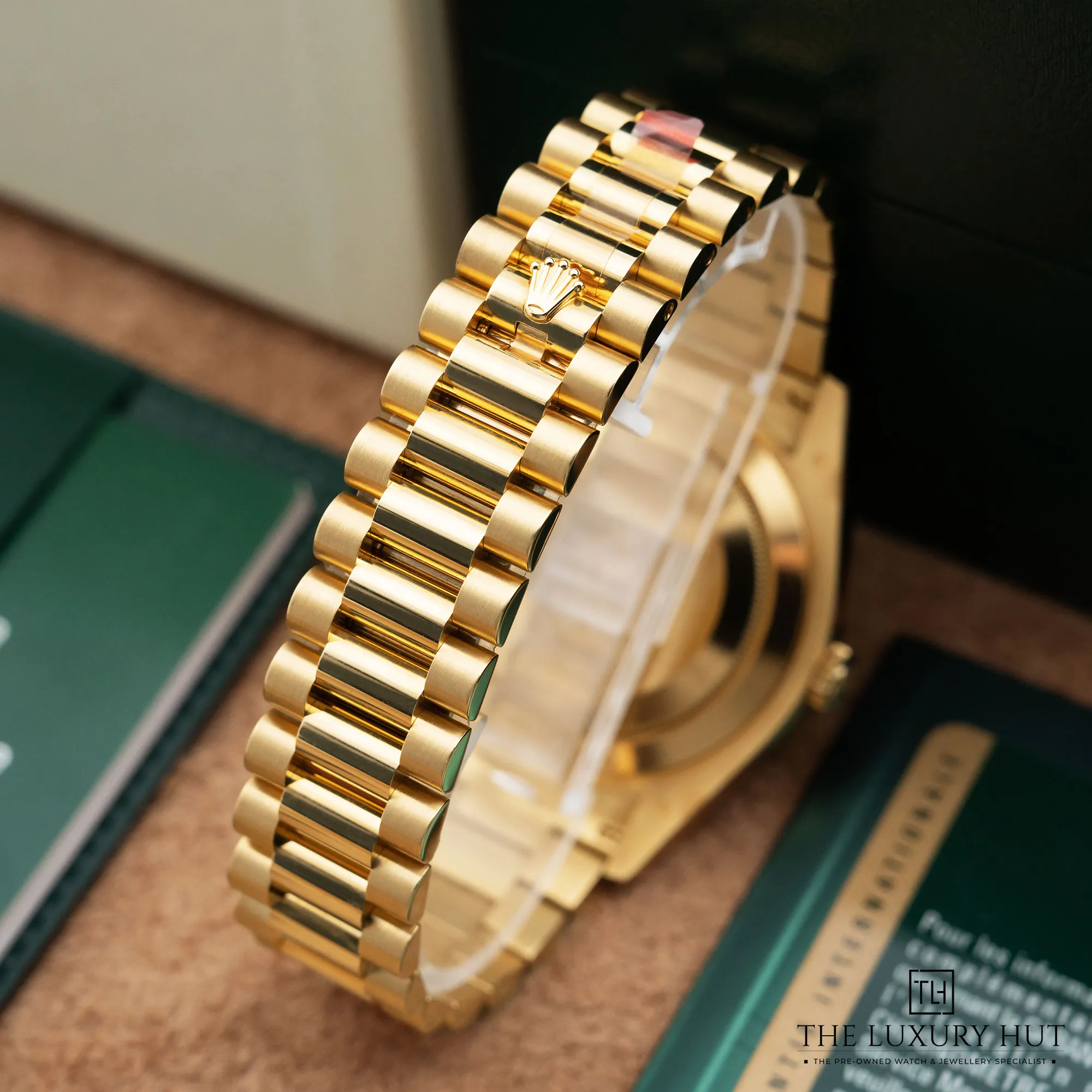 2026/01/811cd7ea-9c90-448a-a730-c1c3a1e6c4b2Rolex_Day-Date_II_41mm_Champagne_Dial_52613-e.jpg.webp
