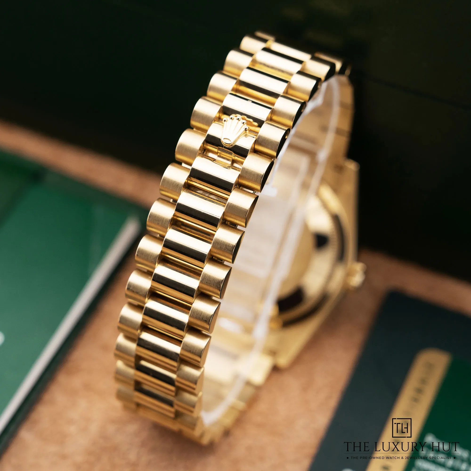 2026/01/f1d57948-6e02-4d17-a8d5-69510b56e582Rolex_Day-Date_36_Factory_Champagne_Diamond_Dial_52606e.jpg.webp